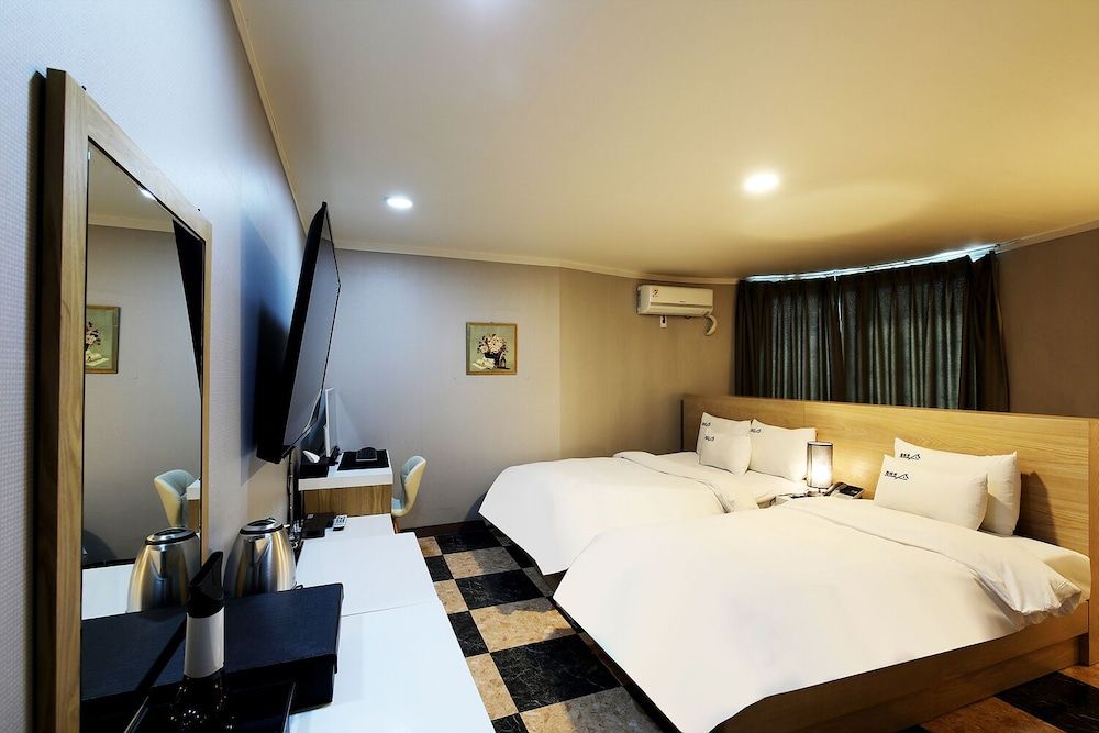 White Tourist Hotel Superior Twin Room (Free Breakfast for 2, except Monday) 2