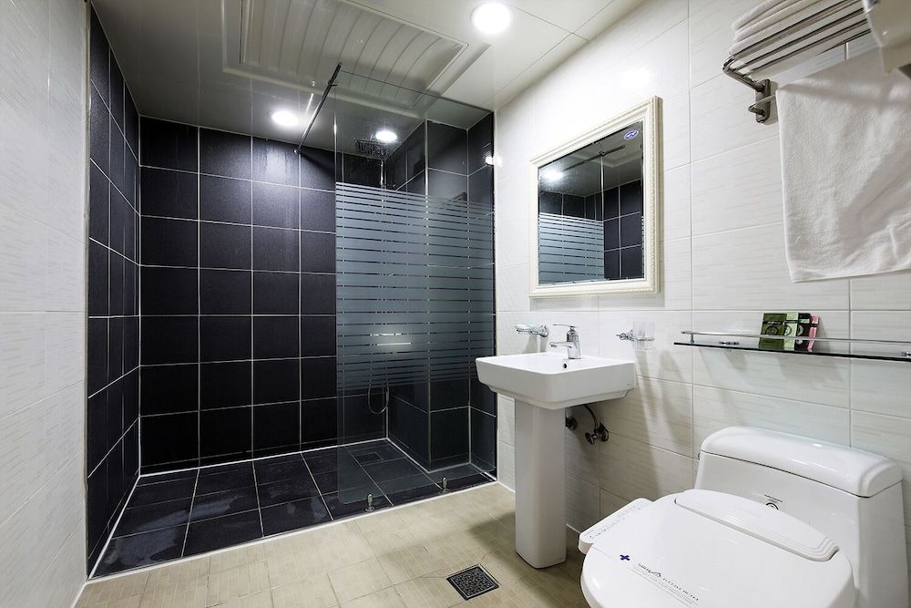 White Tourist Hotel Standard Twin Room (Free Breakfast for 2, except Monday) 6