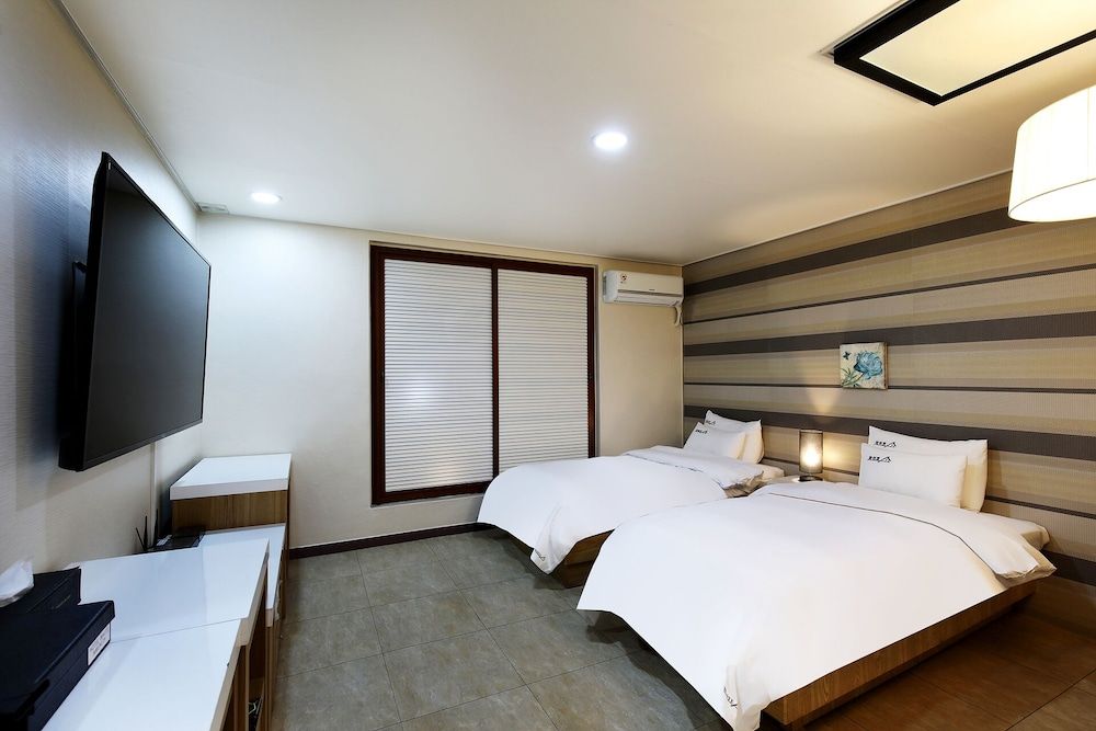 White Tourist Hotel Standard Twin Room (Free Breakfast for 2, except Monday) 5