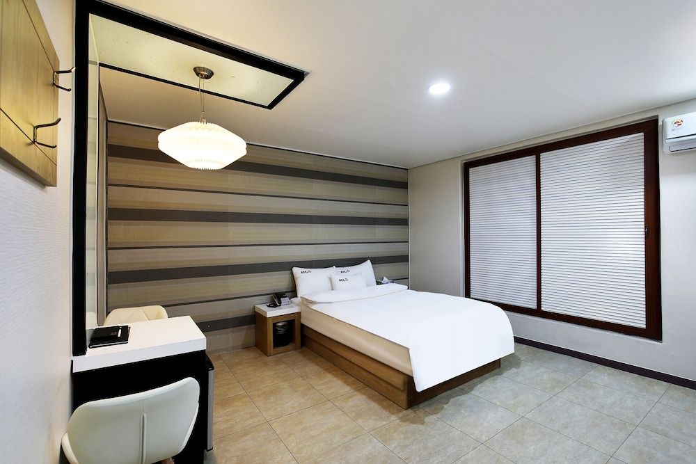 White Tourist Hotel Standard Room (Free Breakfast for 2, except Monday) 2