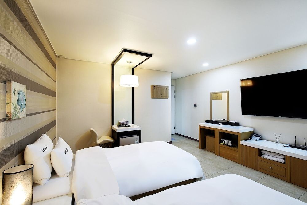 White Tourist Hotel Standard Twin Room (Free Breakfast for 2, except Monday) 2