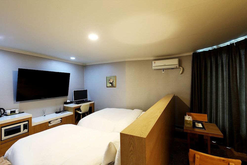 White Tourist Hotel Superior Twin Room (Free Breakfast for 2, except Monday) 3