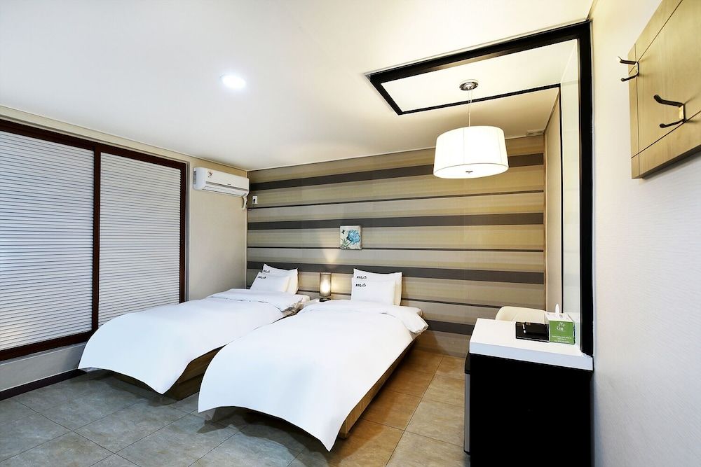 White Tourist Hotel Standard Twin Room (Free Breakfast for 2, except Monday) 3