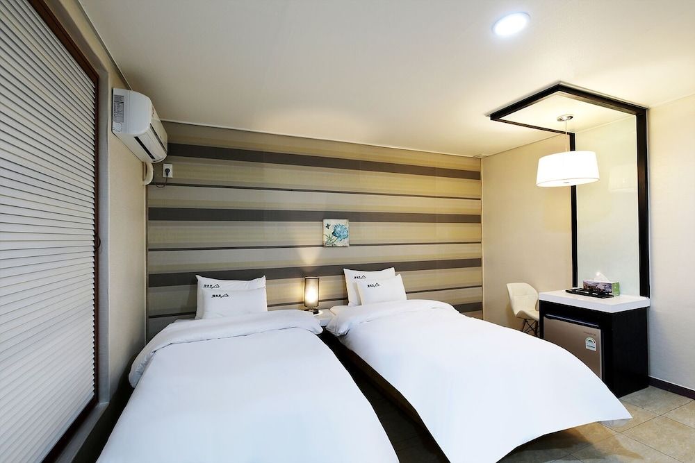 White Tourist Hotel Standard Twin Room (Free Breakfast for 2, except Monday) 4