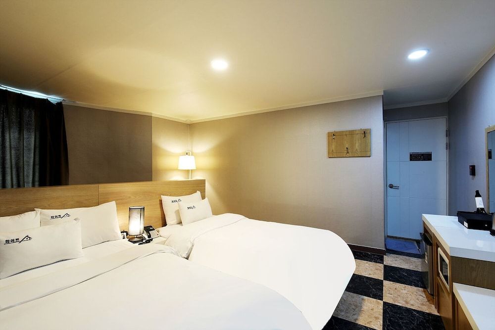 White Tourist Hotel Superior Twin Room (Free Breakfast for 2, except Monday) 7