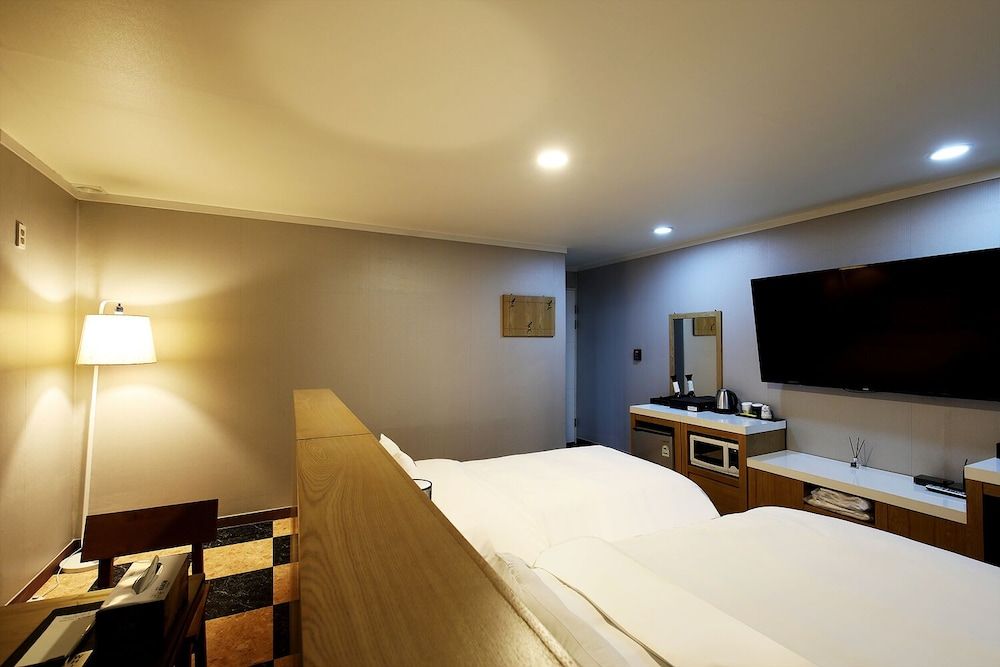 White Tourist Hotel Superior Twin Room (Free Breakfast for 2, except Monday) 6
