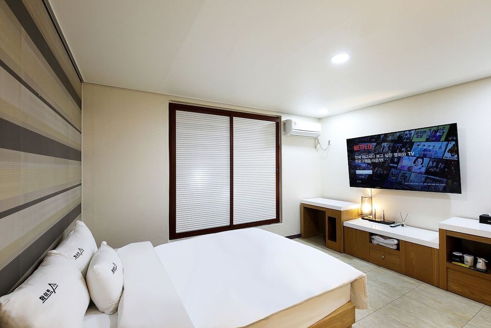 White Tourist Hotel Standard Room (Free Breakfast for 2, except Monday)