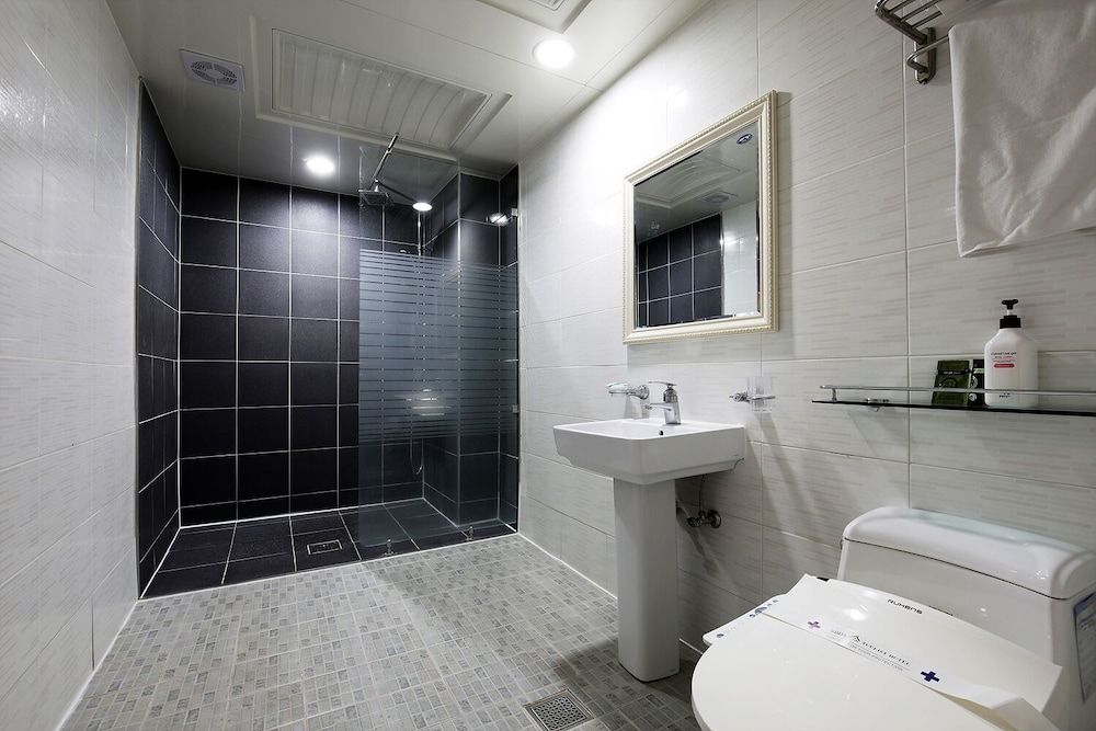 White Tourist Hotel Superior Twin Room (Free Breakfast for 2, except Monday) 8