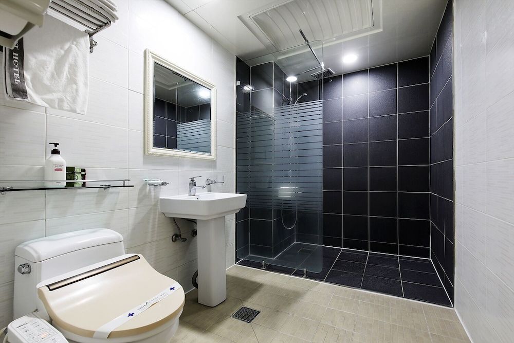 White Tourist Hotel Standard Room (Free Breakfast for 2, except Monday) 4