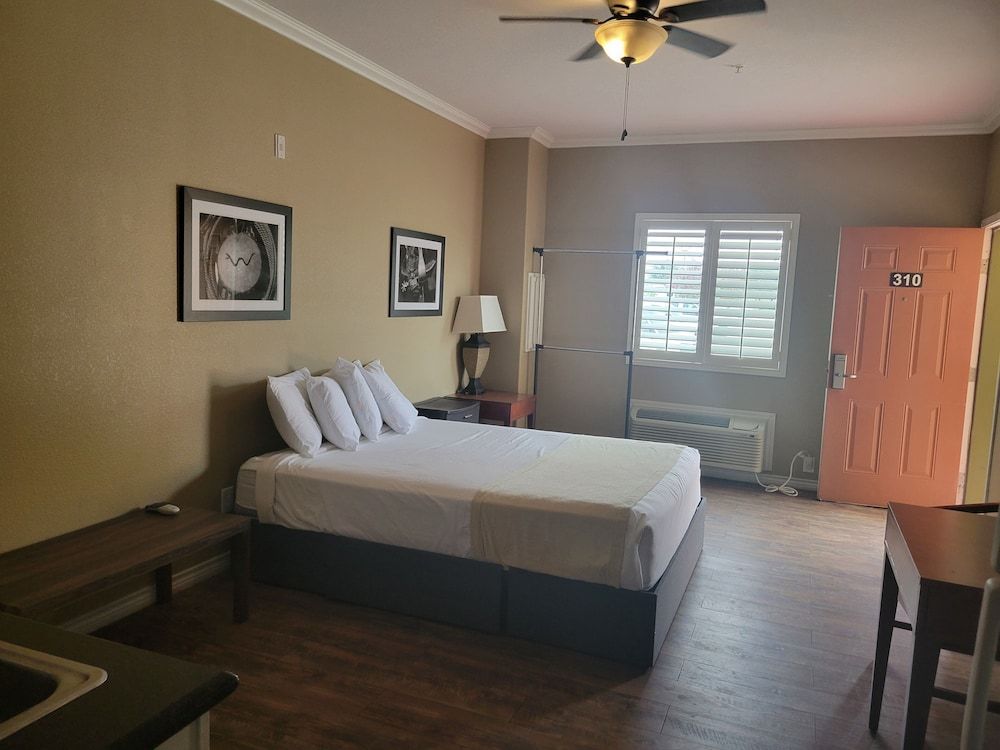 Cotulla Whitten Inn kitchenette 3