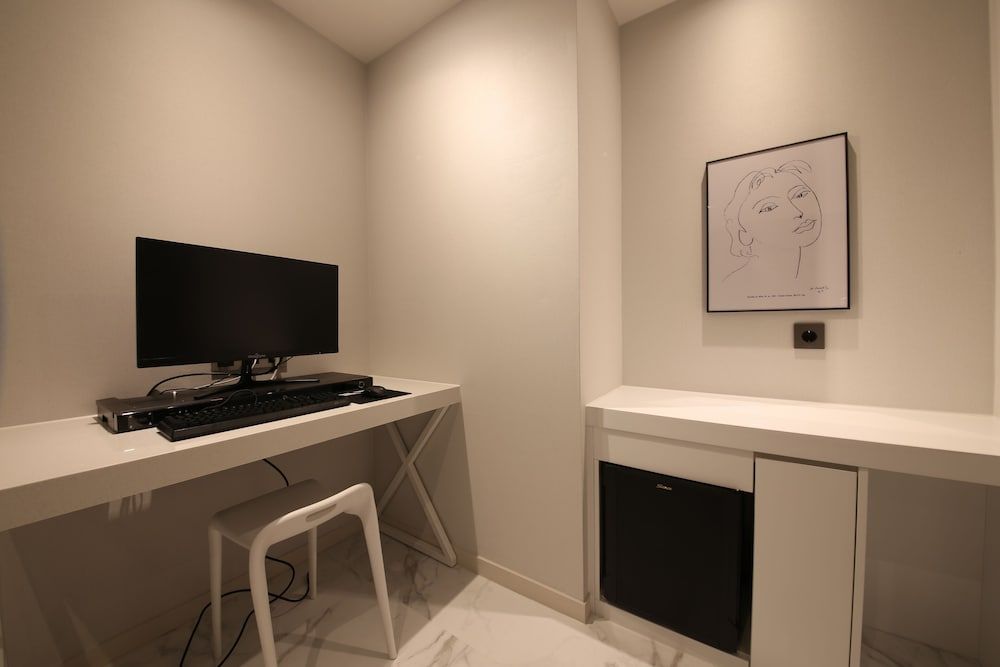 Zam 101 Hotel Deluxe Double Room 9