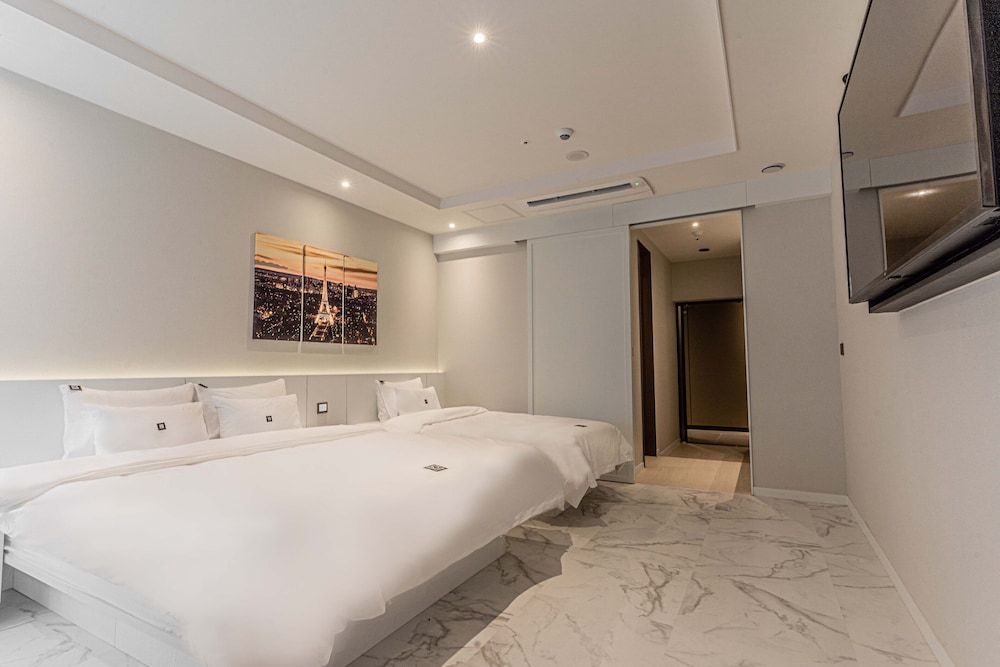 Zam 101 Hotel Deluxe Twin Room 8