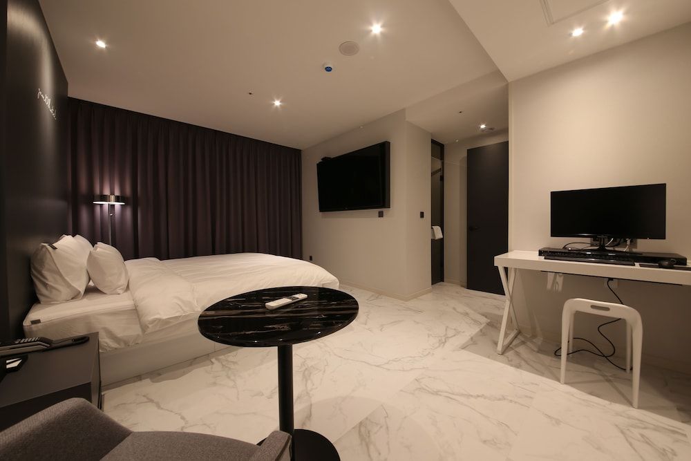 Zam 101 Hotel Deluxe Double Room 6