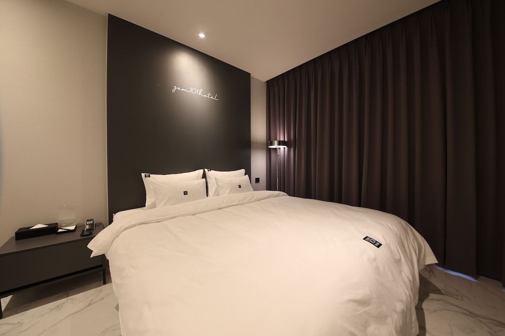 Zam 101 Hotel Deluxe Double Room 2