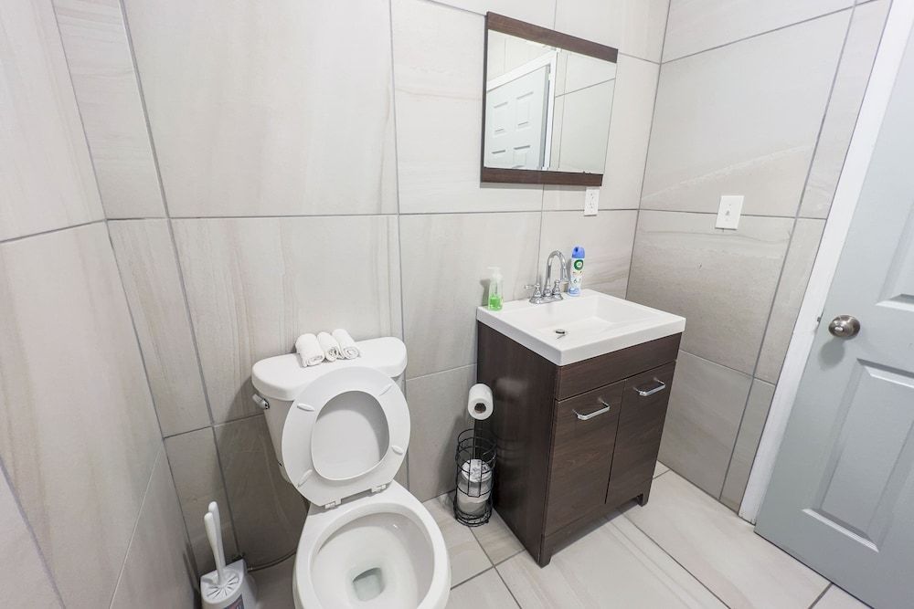 The Stone Castle - With Private Yard & Parking, Near Falls & Casino by Niagara Hospitality Classic House 22