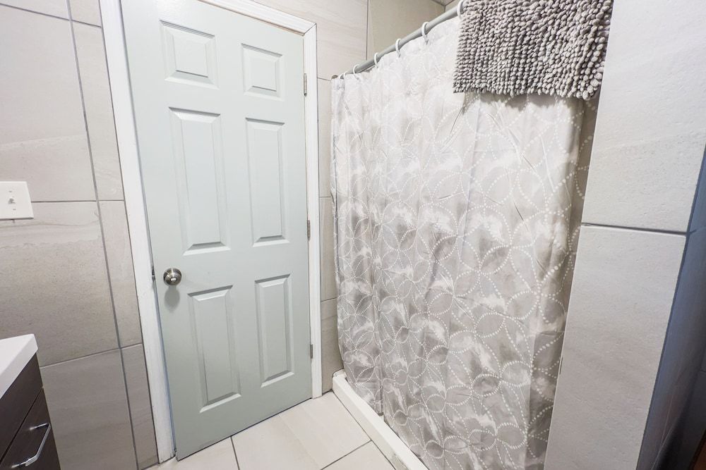 The Stone Castle - With Private Yard & Parking, Near Falls & Casino by Niagara Hospitality Classic House 21