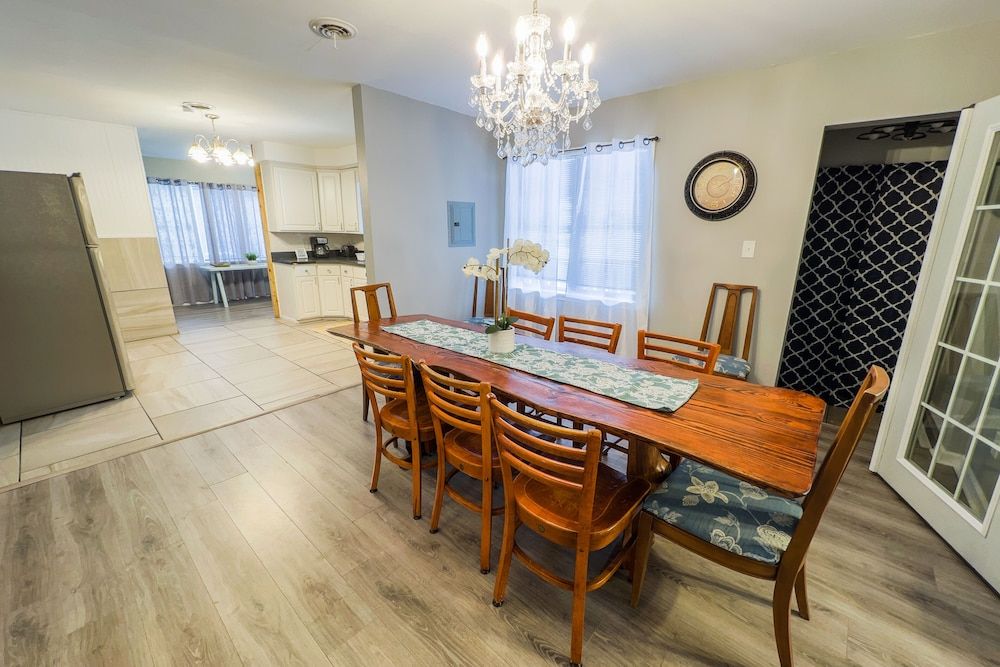 The Stone Castle - With Private Yard & Parking, Near Falls & Casino by Niagara Hospitality Classic House 16