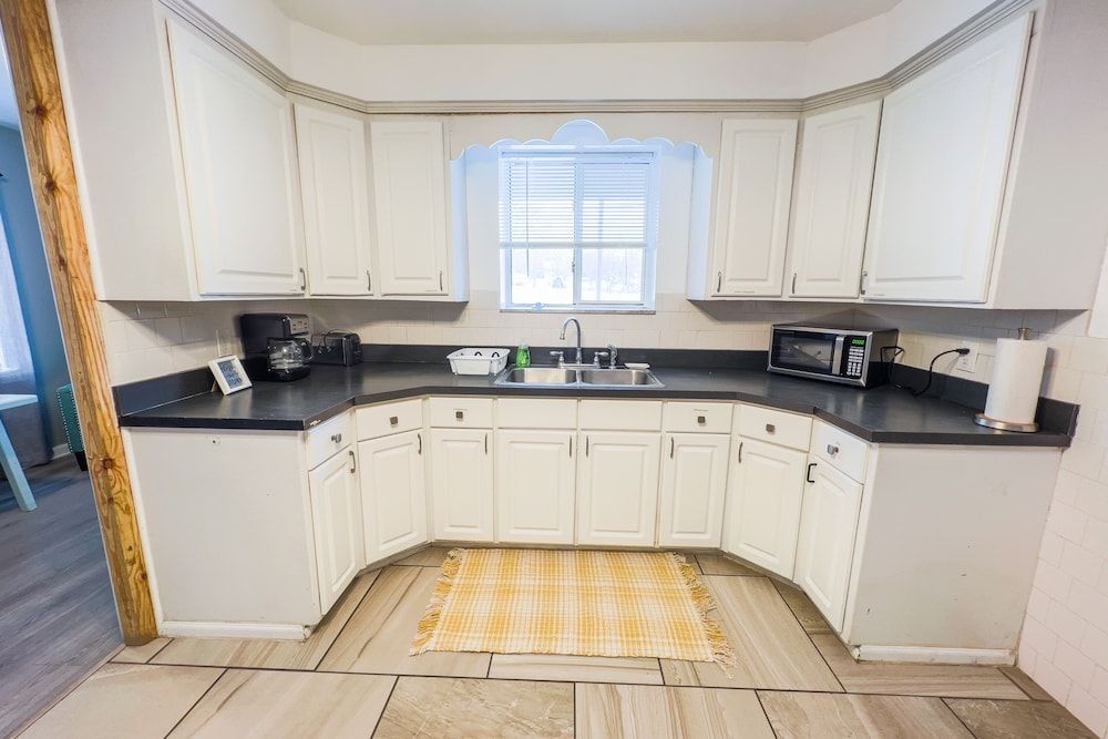 The Stone Castle - With Private Yard & Parking, Near Falls & Casino by Niagara Hospitality Classic House 10