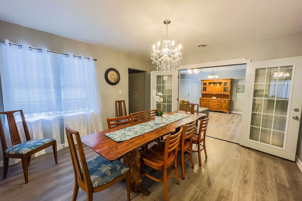 The Stone Castle - With Private Yard & Parking, Near Falls & Casino by Niagara Hospitality Classic House 18