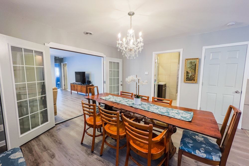 The Stone Castle - With Private Yard & Parking, Near Falls & Casino by Niagara Hospitality Classic House 19