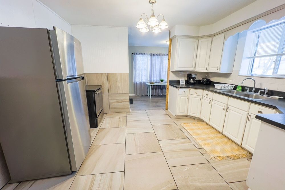 The Stone Castle - With Private Yard & Parking, Near Falls & Casino by Niagara Hospitality Classic House 9