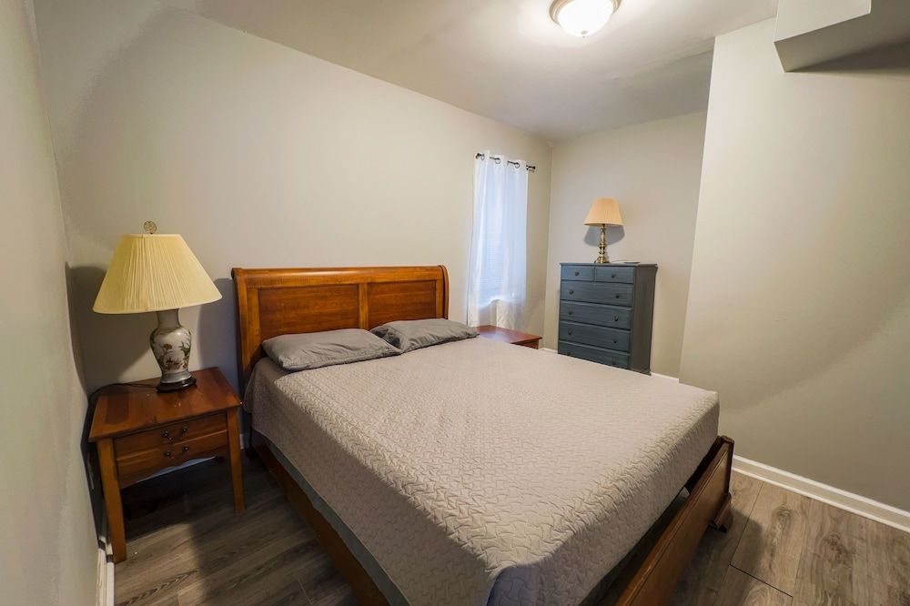 The Stone Castle - With Private Yard & Parking, Near Falls & Casino by Niagara Hospitality Classic House 7