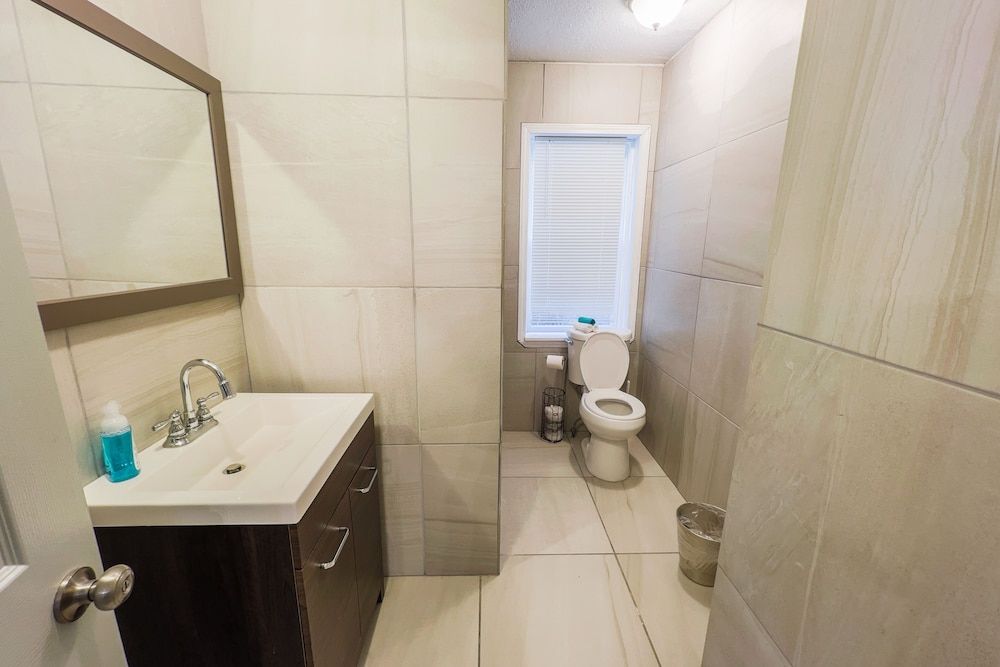 The Stone Castle - With Private Yard & Parking, Near Falls & Casino by Niagara Hospitality Classic House 23