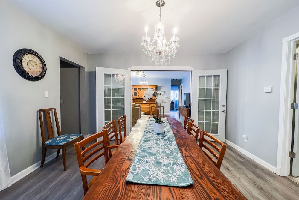 The Stone Castle - With Private Yard & Parking, Near Falls & Casino by Niagara Hospitality Classic House 20