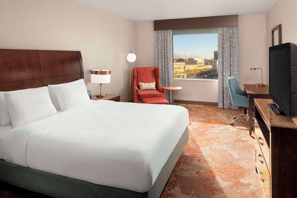Room, 1 King Bed (Drinks & Snacks)