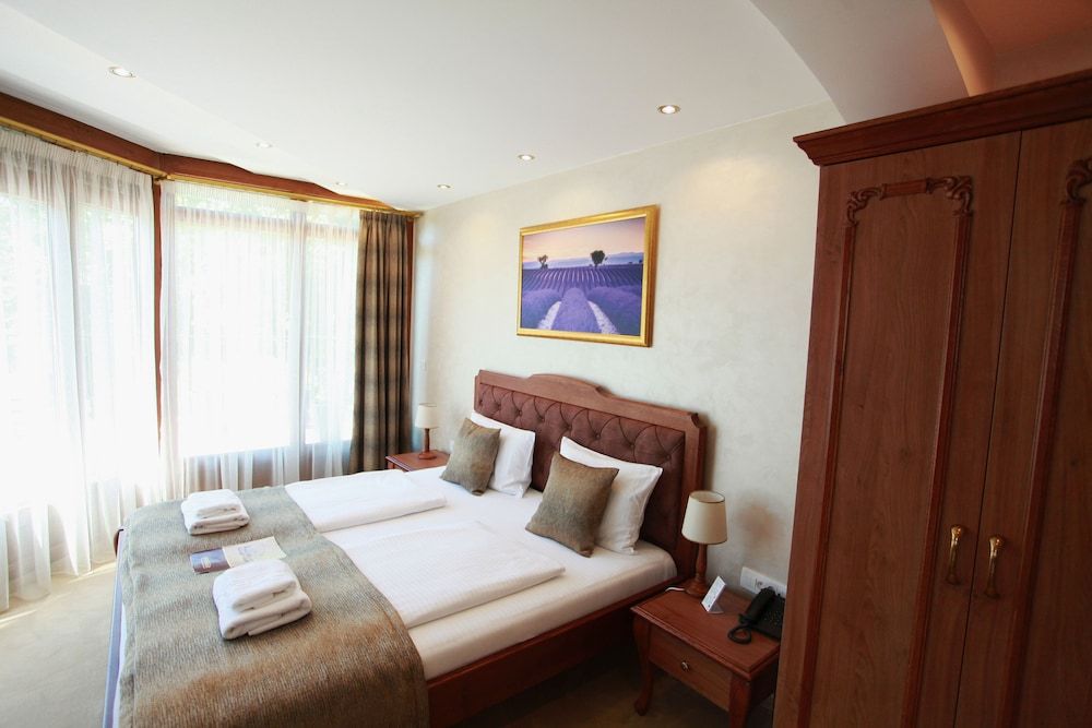 Luxury Room (01)