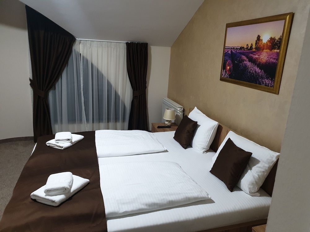 Standard Double Room (06)