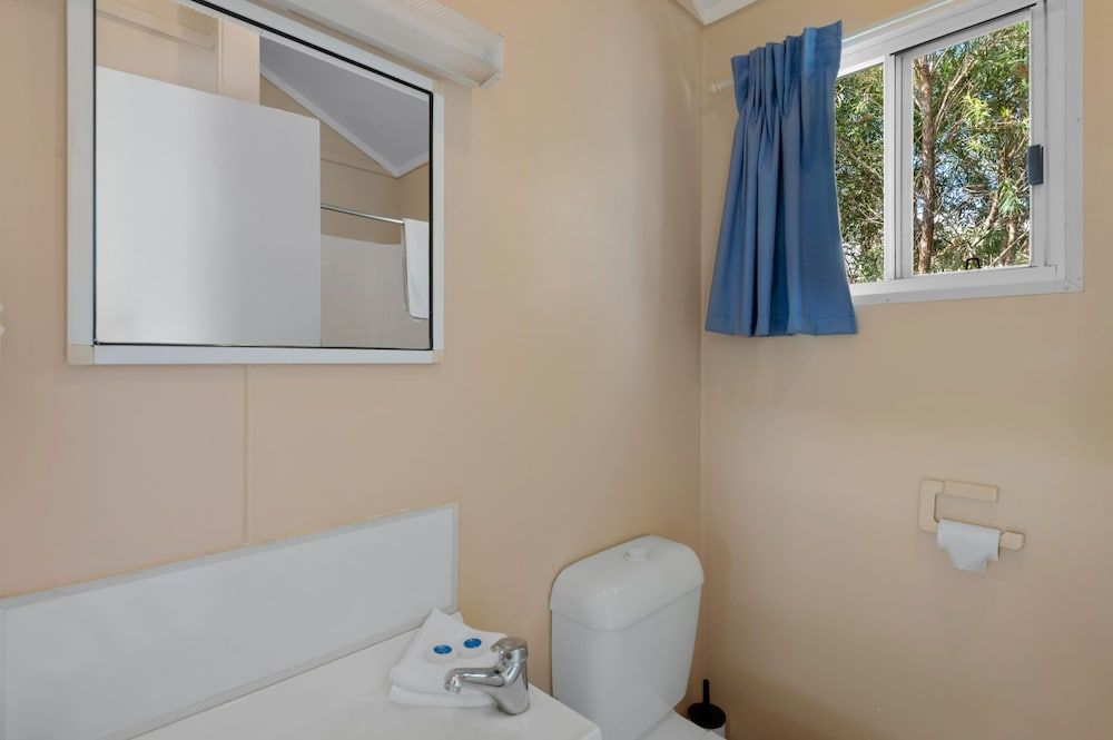 Discovery Parks - Ayr Standard 1 Bedroom Cabin 4
