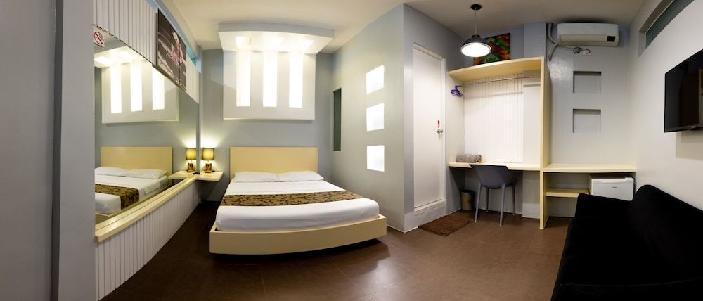 Hotel Monde Deluxe Queen Room 2