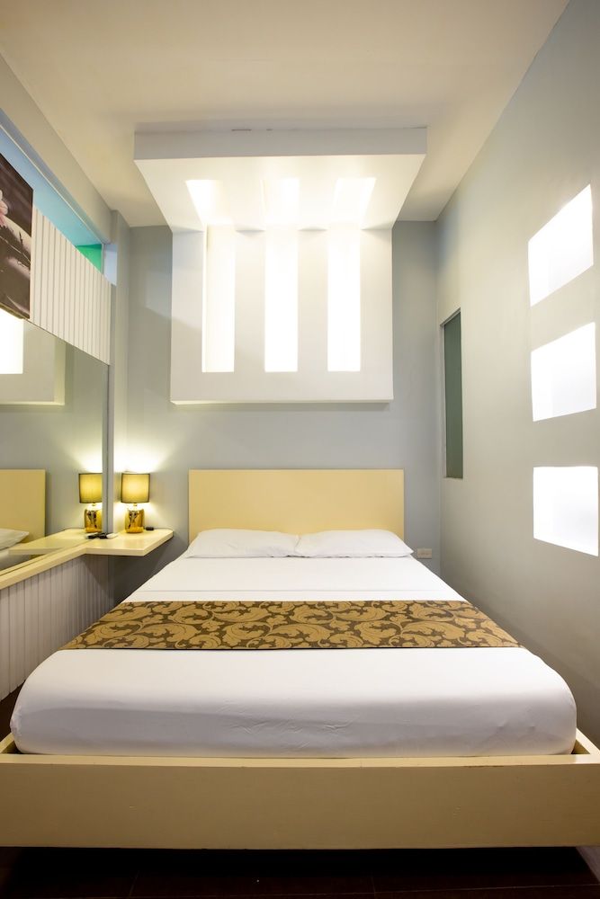 Hotel Monde Deluxe Queen Room 9