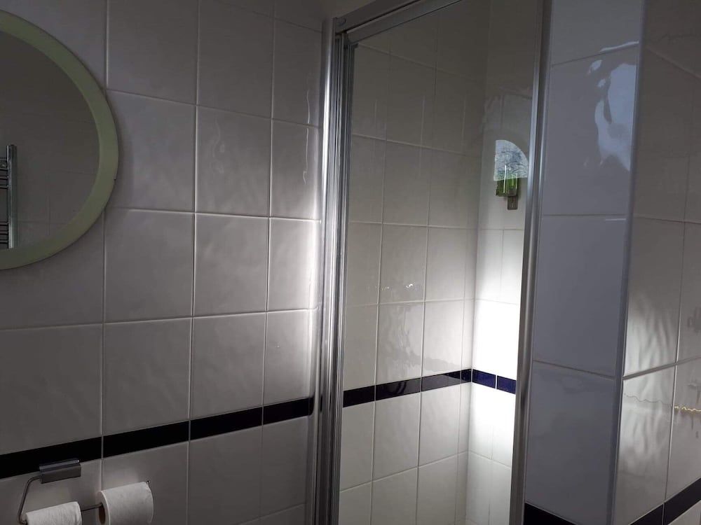 The Anchor Inn Standard Twin Room, Private Bathroom (Across the corridor) 4