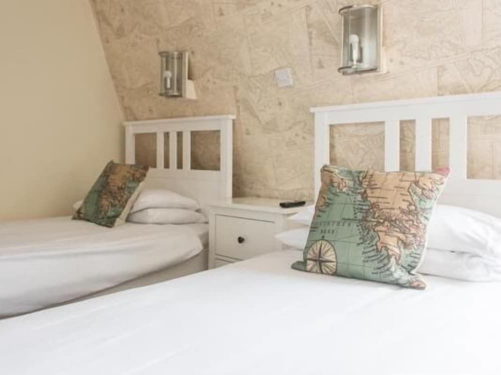 The Anchor Inn Standard Twin Room, Private Bathroom (Across the corridor) 3