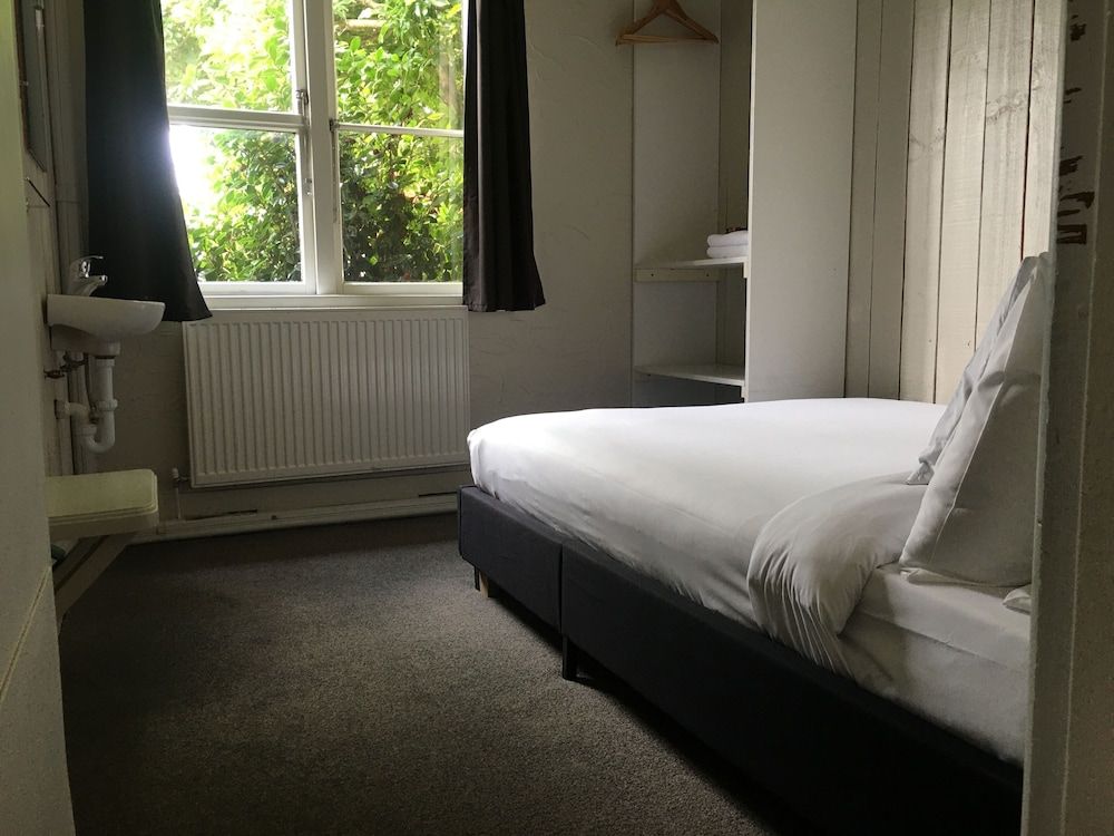 Snowman Lodge Standard Double Room, Shared Bathroom 3