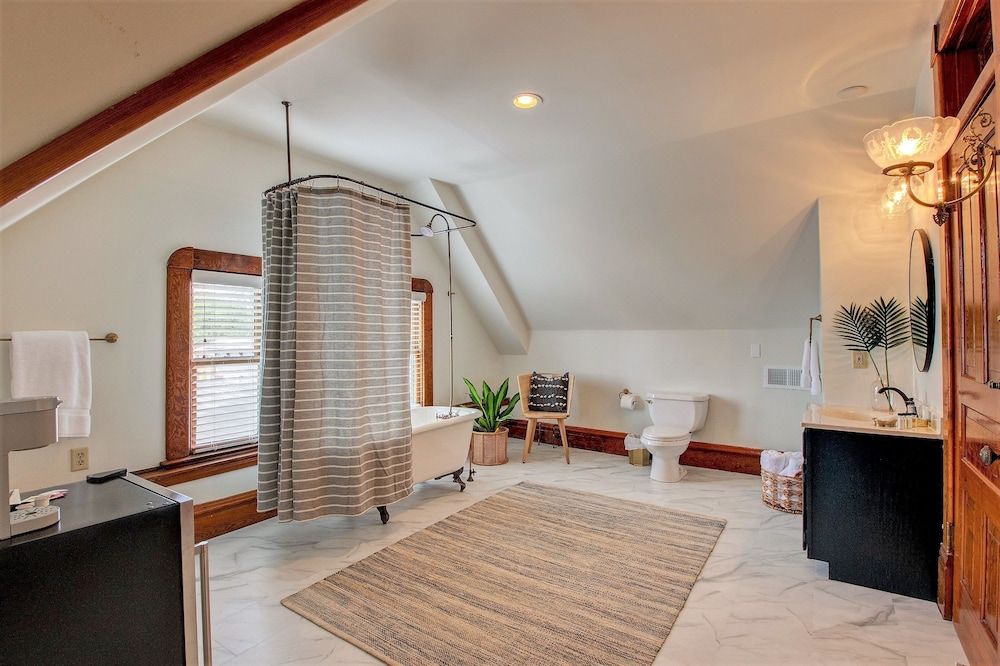 Deep Soaking Bathtub