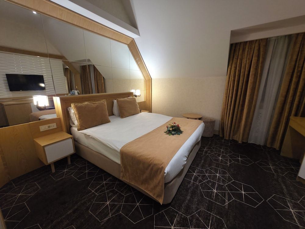 Regal Inn Badamdar Standard Double Room 4