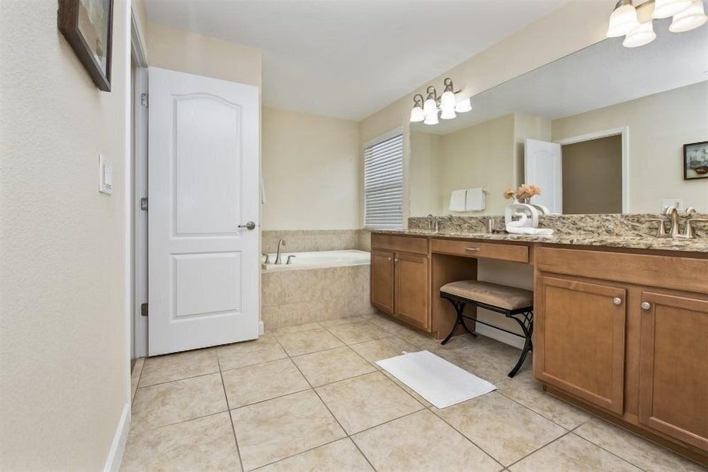 Contemporary 5 Bed 5 Bath Single Family With Upgrades Townhome, 5 Bedrooms, Non Smoking, Kitchen 41