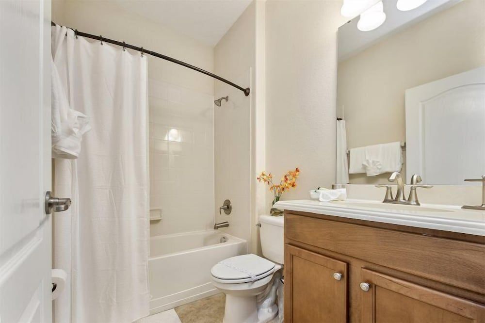 Contemporary 5 Bed 5 Bath Single Family With Upgrades Townhome, 5 Bedrooms, Non Smoking, Kitchen 37