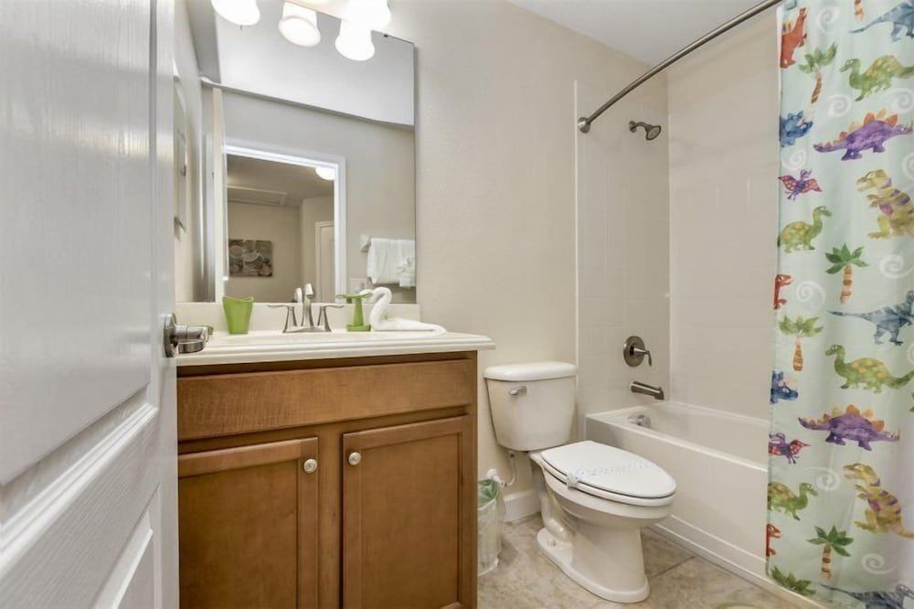 Contemporary 5 Bed 5 Bath Single Family With Upgrades Townhome, 5 Bedrooms, Non Smoking, Kitchen 40