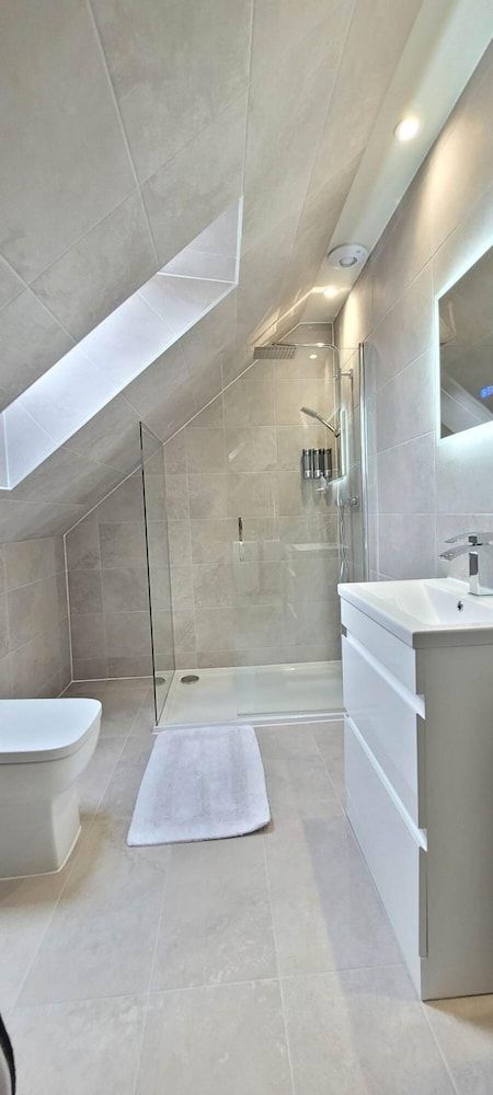 Apple Tree Place B&B Luxury Quadruple Room, Private Bathroom, Garden View 10