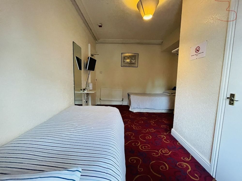 Basic Double or Twin Room, Shared Bathroom (3)