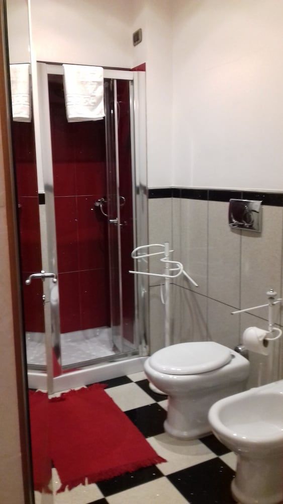 Cardinal Inn Deluxe Double Room 5