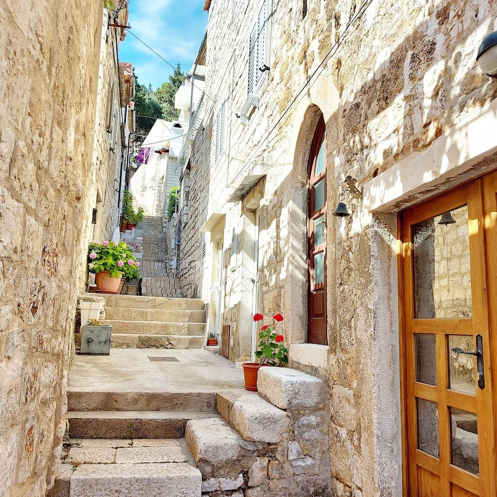 undefined Apartments Nona 5