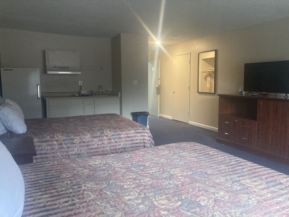 Travelodge by Wyndham Canyonville Room, Multiple Beds, Non Smoking (Efficiency) 4