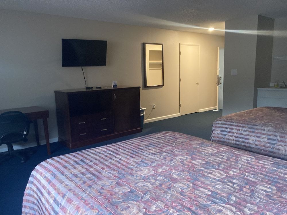 Travelodge by Wyndham Canyonville Room, 2 Queen Beds, Non Smoking (Efficiency) 4