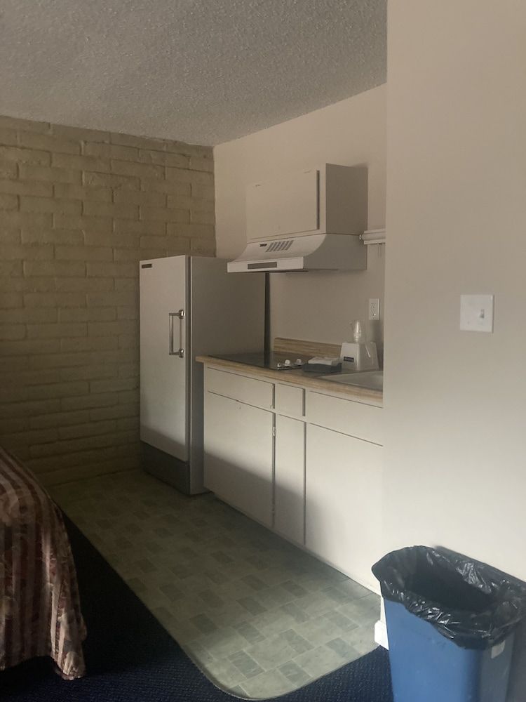 Travelodge by Wyndham Canyonville Room, Multiple Beds, Non Smoking (Efficiency) 5