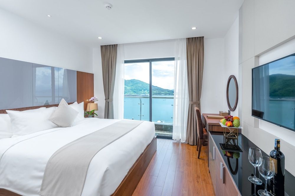 Alan Sea Da Nang Deluxe Double Room, Balcony, Bay View 4